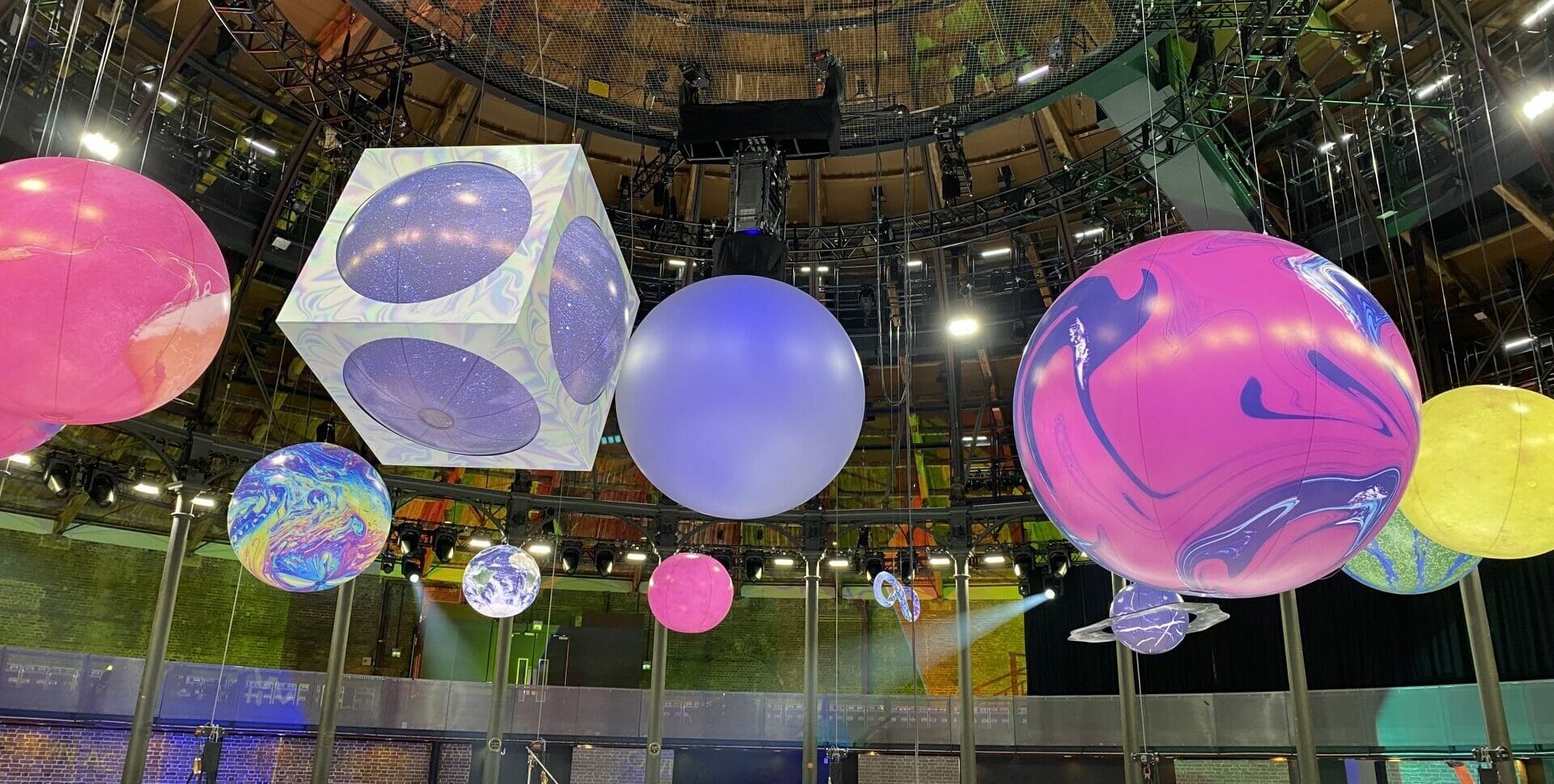 coldplay-higher-power-inflatable-planets-american-idol-e1620645965460